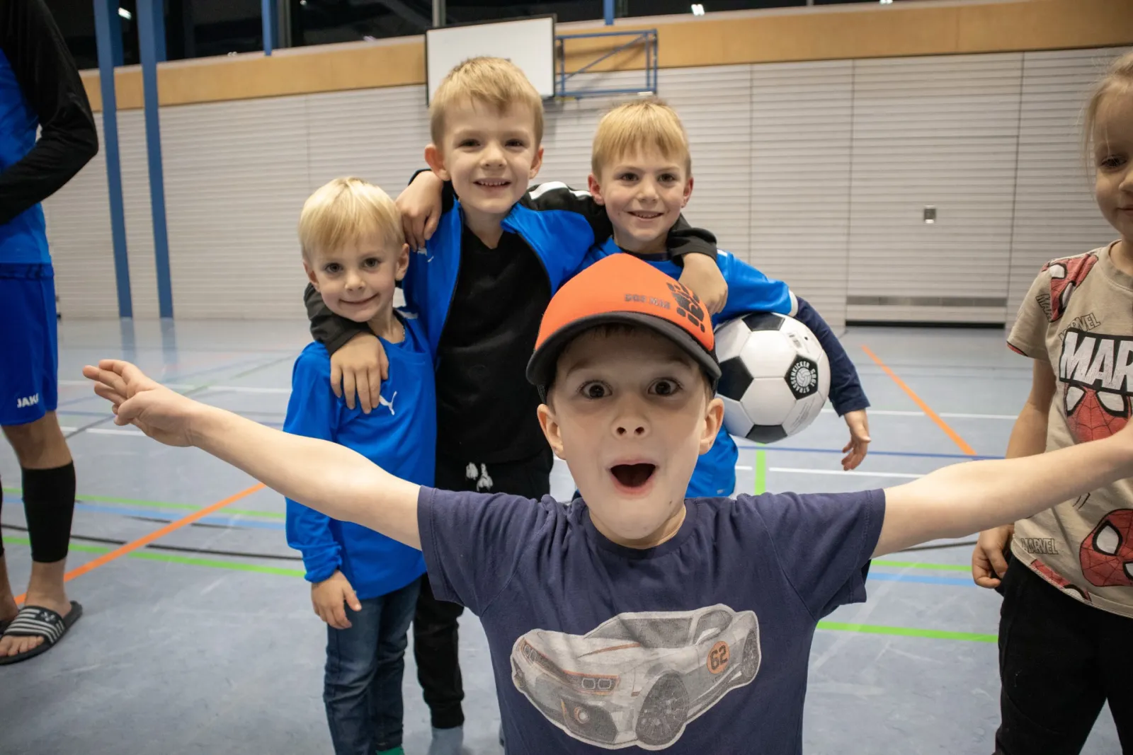 Begeisterte Kids in der Turnhalle