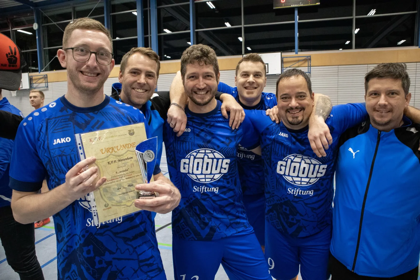 Mannschaftsfeier mit Pokal