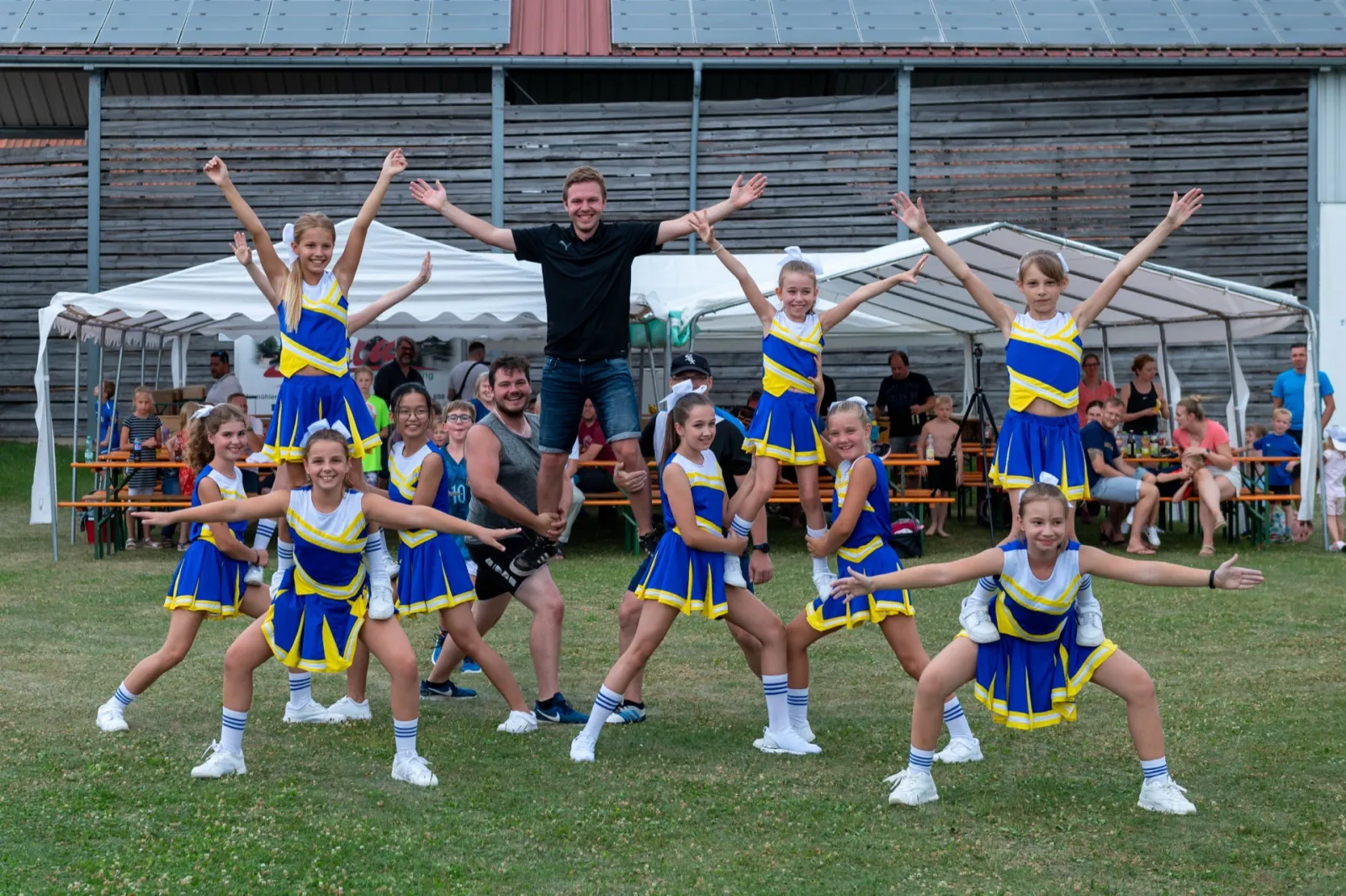 Cheerleader-Aufführung beim Vereinsfest